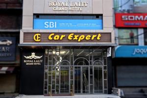 un magasin automobile spécialisé dans une rue de la ville dans l'établissement ROYAL LALIT Grand Hotel, à Karnal