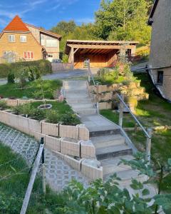 un escalier en pierre menant à une maison dans l'établissement Ferienwohnung Naturpark Schlei, à Güby