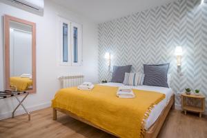 a bedroom with a large bed with towels on it at 2 bedrooms 2 bathrooms furnished - Retiro - stylish - MintyStay in Madrid