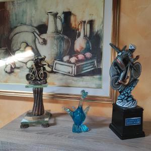 duas estátuas numa mesa com um quadro e um quadro em Casa Zanier Cigolotti Aviano em San Martino
