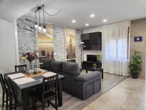 una sala de estar con un sofá y una mesa en Apartamento Paula, en Valladolid