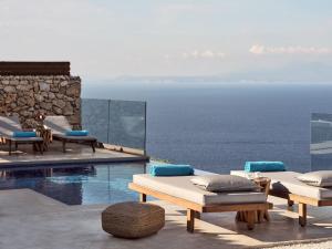 Bazén v ubytování Akron Luxury Suites nebo v jeho okolí + 32 fotografií