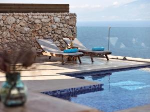 Bazén v ubytování Akron Luxury Suites nebo v jeho okolí