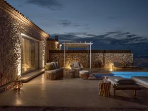 Bazén v ubytování Akron Luxury Suites nebo v jeho okolí