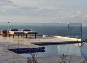 Bazén v ubytování Akron Luxury Suites nebo v jeho okolí