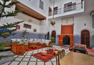 una sala de estar con muebles y un árbol de Navidad en Riad Dar Jeanne en Fez