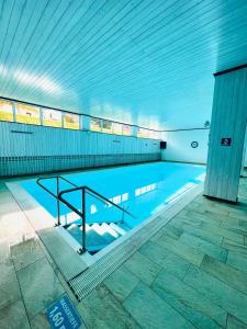 a swimming pool in a building with a ceiling at Wellness-Apartment Seefeld and Chill SPA im Zentrum mit Pool, Sauna und Netflix for free in Seefeld in Tirol