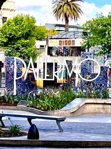 un banco frente a un cartel que lee jaiku en Hermoso 2 ambientes en Palermo Hollywood en Buenos Aires