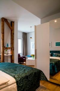 um quarto de hotel com uma cama e uma sala de estar em Hotel Oderberger em Berlim