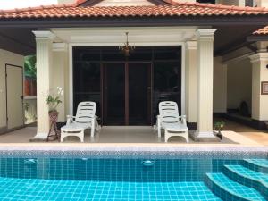 un patio avec des chaises et une piscine dans l'établissement Orchid Pool -Villa 4 bedrooms, à Ko Lanta 27 autres photos