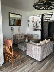 uma sala de estar com um sofá e uma cadeira em Villa Kai em Trou dʼEau Douce