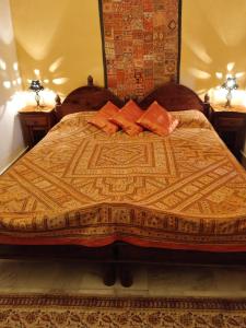 Una cama con dos almohadas encima. en Killa Bhawan Lodge en Jaisalmer