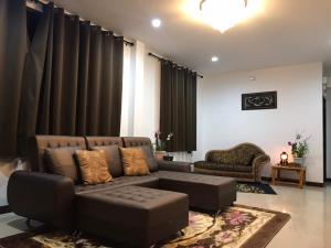 - un salon avec un canapé et une chaise dans l'établissement Orchid Pool -Villa 3 bedrooms, à Ko Lanta