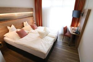 Postel nebo postele na pokoji v ubytování Hotel Wiehen-Therme