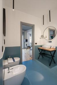 那不勒斯Le Mummarelle的带白色浴缸和水槽的浴室