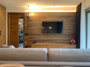 Ciasa Ciaccio في سان فيجيليو دي ماريبْ: غرفة معيشة مع أريكة وتلفزيون بشاشة مسطحة