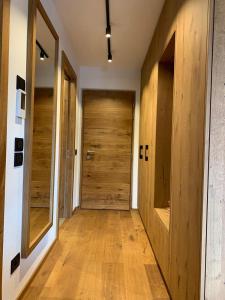 un corridoio con pavimenti in legno e porta di Ciasa Ciaccio a San Vigilio Di Marebbe