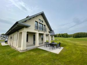 une maison avec une table et des chaises dans une cour dans l'établissement Lodge at Lough Erne, à Enniskillen