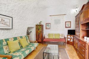a living room with a couch and a tv at Finca Imoses Bailon in Santa Cruz de Tenerife