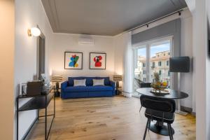 那不勒斯Le Mummarelle的客厅里有一张蓝色的沙发和一张桌子