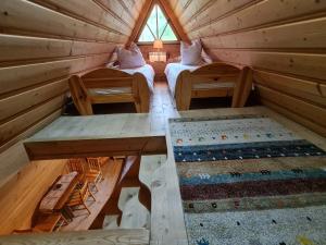 une vue aérienne d'une chambre dans une cabane en rondins dans l'établissement GliczarowSki u Zbója, à Zakopane