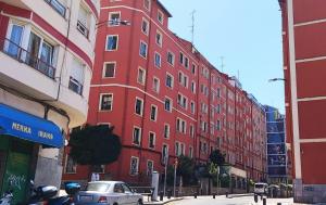 ビルバオにあるBilbao Habitacionesの通路側赤い建物