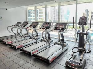 Fitness centrum a/nebo fitness zařízení v ubytování BR Luxe 1 BDR Apartment w/ Balcony & Sea Views + 20 fotografií