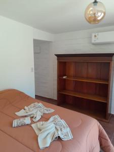 ein Schlafzimmer mit einem Bett mit Handtüchern darauf in der Unterkunft Apartamento en Colonia in Colonia del Sacramento