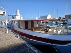 un barco está atracado en un muelle en House Boat Rimini Resort, en Rímini