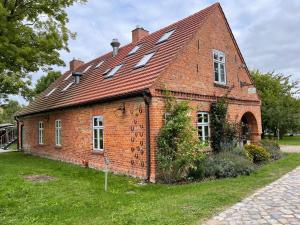an old brick house with a red roof at Apartment Alte Schmiede in Saal