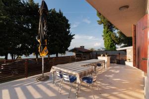 Balkón nebo terasa v ubytování Beachfront apartments Calm Sea