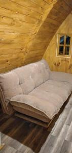 ein Sofa in einem Zimmer mit Holzdecke in der Unterkunft Cabañas Peñaflor Glamping in Talagante