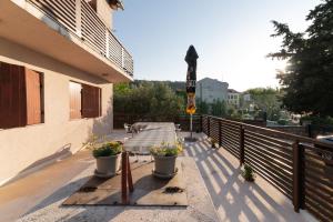 Balkón nebo terasa v ubytování Beachfront apartments Calm Sea