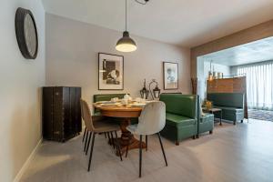 Oporto Guest House Terrace في بورتو: غرفة طعام مع طاولة وكراسي خضراء