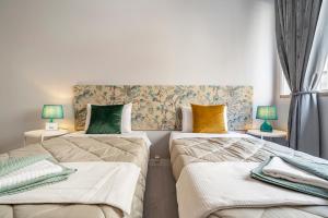 Oporto Guest House Terrace في بورتو: سريرين يجلسون بجانب بعض في غرفة
