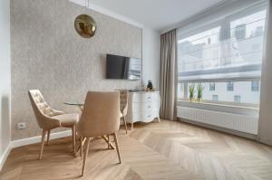 斯塞新的住宿－Apartament Gold LUX AIRCON，一间带桌椅和窗户的用餐室
