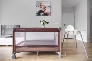 斯塞新的住宿－Apartament Gold LUX AIRCON，一张小床,位于带桌子和椅子的房间里