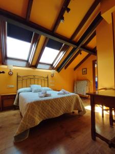 a bedroom with a bed in a room with windows at Hotel Balcon de Aguera in San Martín