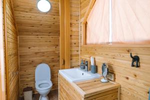 a bathroom with a toilet and a sink at Гора Глэмпинг in Besqaynar