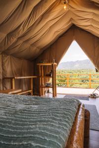 Bett in einem Zelt mit Aussicht in der Unterkunft Гора Глэмпинг in Besqaynar