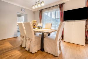 jadalnia ze stołem i krzesłami w obiekcie Alpen Living - 1 Stock Groß w mieście Cadipietra