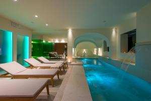 Bazén v ubytovaní Parco dei Principi - Resort & Spa alebo v jeho blízkosti