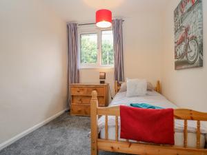 a bedroom with a bed and a window at 12 Parkers Hill in Thame