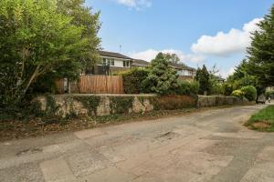 Une rue vide dans une maison avec une clôture dans l'établissement 12 Parkers Hill, à Thame