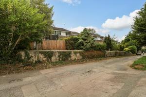 an empty street in a house with a fence at 12 Parkers Hill in Thame