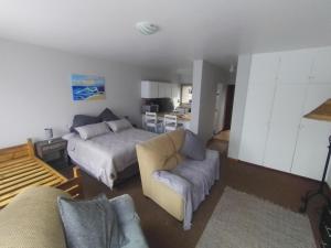 uma sala de estar com uma cama e um sofá em 5 Bayview Gonubie Seafront em Gonubie