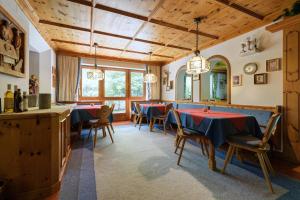 ein Restaurant mit Tischen und Stühlen in einem Zimmer in der Unterkunft Haus Gamberg in Sankt Anton am Arlberg