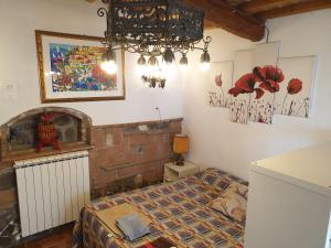 ヴェッキアーノにあるVacation Home Tuscany Filettole 3のベッドルーム1室(ベッド1台付)