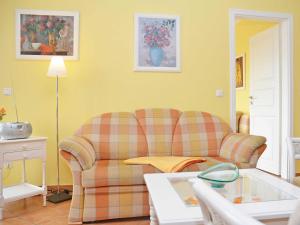 ein Wohnzimmer mit einem Sofa und einem Tisch in der Unterkunft "Villa Laetitia" - WG 15 - zentral, strandnah, 2 Balkone in Binz