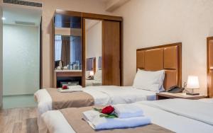Postel nebo postele na pokoji v ubytování Aura Hotel Tbilisi + 37 fotografií